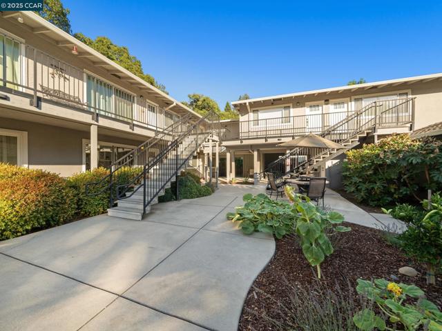 200 El Dorado Ave, Danville CA: https://media.crmls.org/mediaz/78d94afc-4b30-4950-8029-bdcafa2a094c.jpg