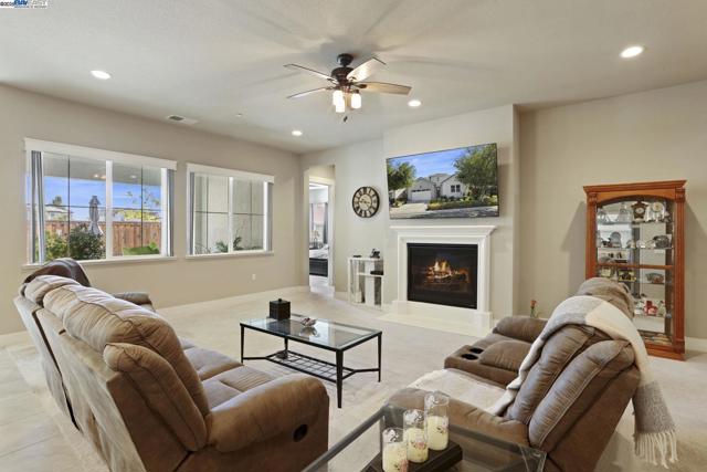 2595 Garden Farms Ave, Lathrop CA: https://media.crmls.org/mediaz/78da0985-4ccf-41b6-8a85-74713d9c5c14.jpg