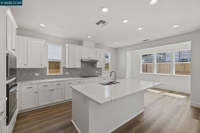 8121 Vessel Way, Sacramento CA: https://media.crmls.org/mediaz/78dae889-112e-466c-aa57-2e918d01a159.jpg