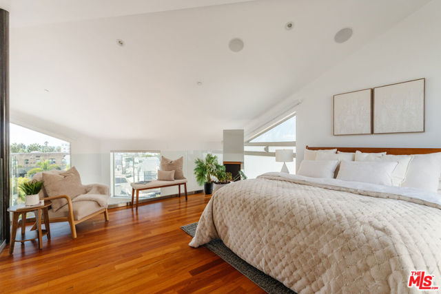 255 Main Street, Venice CA: https://media.crmls.org/mediaz/78db13a8-f76b-4c81-b8d4-fc85ad01090c.jpg