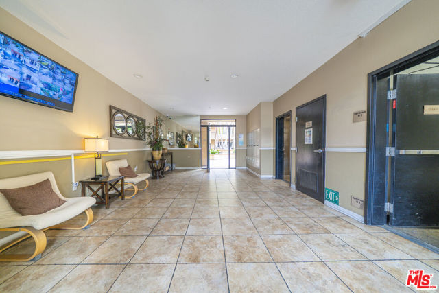 1401 S St Andrews Place, Los Angeles CA: https://media.crmls.org/mediaz/78dc66b7-4f12-4013-a57a-a6292998e8e5.jpg