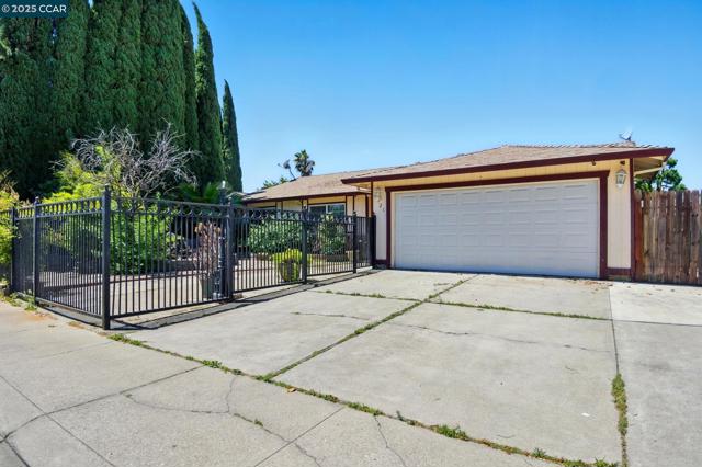 9121 Eaglepoint Ln, Stockton CA: https://media.crmls.org/mediaz/78dcf374-2260-4e6f-a30c-d37e740ded44.jpg