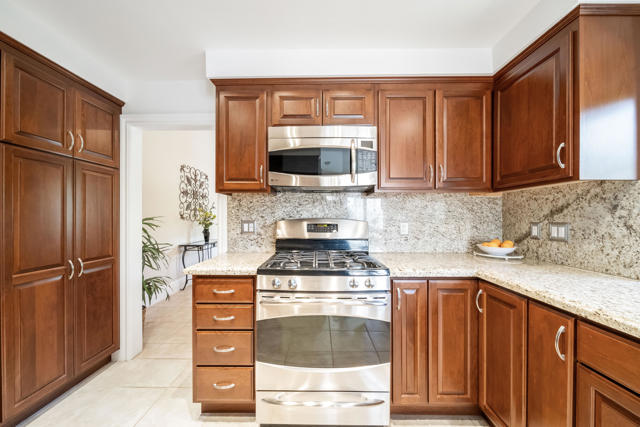 43512 Via Magellan Drive, Palm Desert CA: https://media.crmls.org/mediaz/78dd27b7-53ed-46cb-bad4-4fb77399707f.jpg