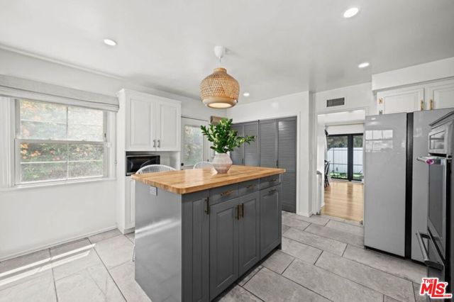 6827 Bianca Avenue, Lake Balboa CA: https://media.crmls.org/mediaz/78ddec18-07c5-4e02-9a6d-53422cc06dda.jpg