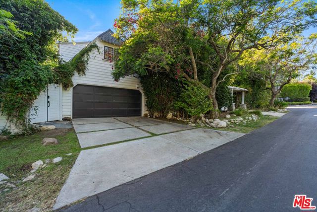 233 S Saltair Avenue, Los Angeles CA: https://media.crmls.org/mediaz/78de1a56-3820-4aba-94d7-597b06502ca2.jpg