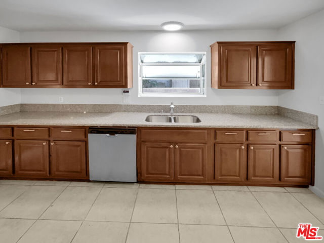 8846 Noble Avenue photo 8