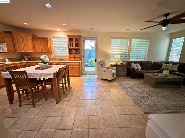 1327 Remington Ct, Tracy CA: https://media.crmls.org/mediaz/78de74d4-c667-4f31-a134-51245a7a8da8.jpg