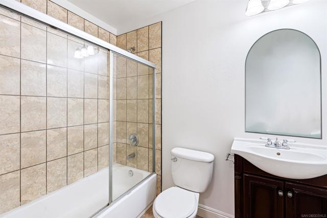 2418 W Lincoln St, Long Beach CA: https://media.crmls.org/mediaz/78df45c0-e66c-4453-8754-de07cdb2686f.jpg