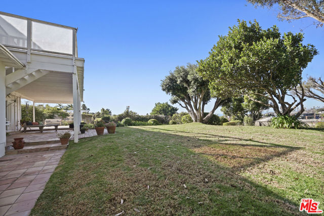 6855 Dume Drive, Malibu CA: https://media.crmls.org/mediaz/78e0a233-6b0b-4c19-be55-7d93490c1160.jpg