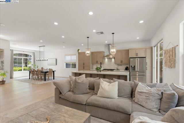 3319 Besana Dr, El Dorado Hills CA: https://media.crmls.org/mediaz/78e0d868-18d9-4bd1-ab9c-f242d989f50d.jpg