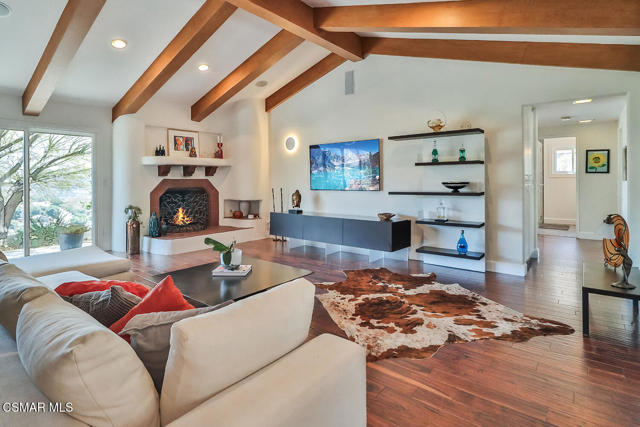 1117 Woodridge Avenue, Thousand Oaks CA: https://media.crmls.org/mediaz/78e203ac-4de4-45d3-80c2-17a3f9233d08.jpg