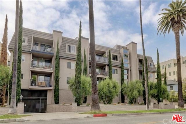 439 N Doheny Drive, Beverly Hills CA: https://media.crmls.org/mediaz/78e255dc-c054-45c2-999f-043856f2ec4d.jpg