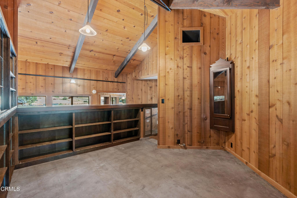 https://media.crmls.org/mediaz/78e307ee-d588-40f0-b724-454d0a35c200.jpg?preset=X-Large