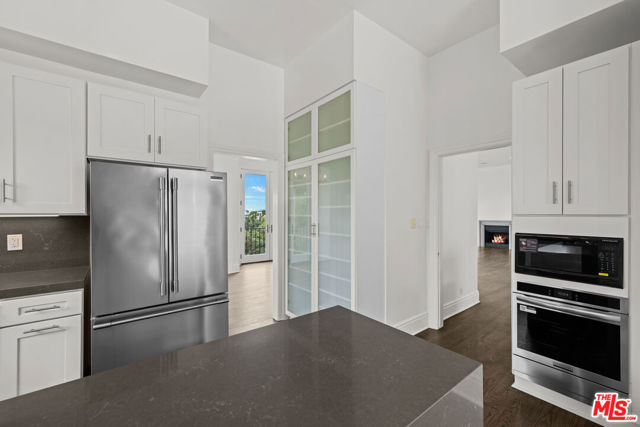 1539 Viewsite Drive, Los Angeles CA: https://media.crmls.org/mediaz/78e3c939-32c9-4423-9c78-2a36591a5e54.jpg