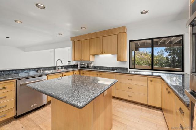 2195 Hayden Way, San Diego CA: https://media.crmls.org/mediaz/78e40273-ca70-4c29-9e5c-4a373202ec7d.jpg