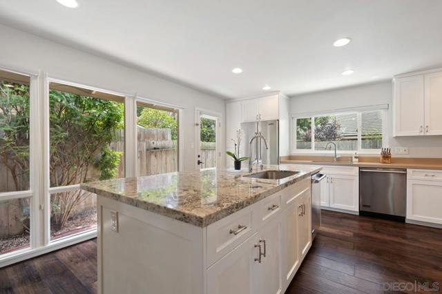 8874 La Jolla Scenic Dr N, La Jolla CA: https://media.crmls.org/mediaz/78e4140b-91db-4bc5-b103-c9b518607d8d.jpg