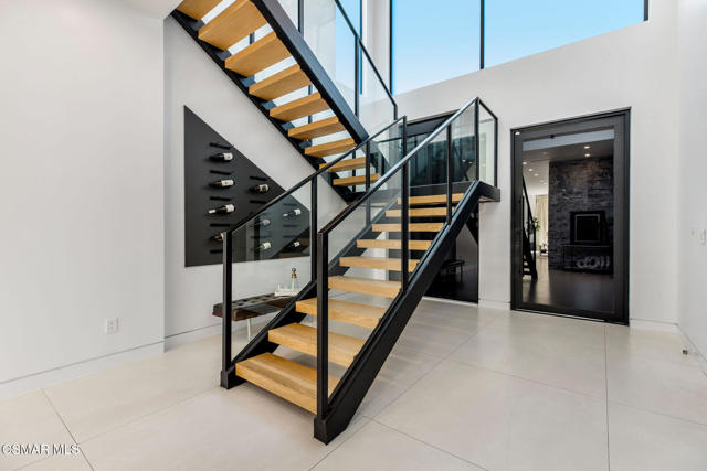 829 Flower Avenue, Venice CA: https://media.crmls.org/mediaz/78e42ade-355b-4b18-8ba2-7d78e21a24ab.jpg