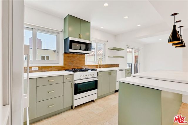 210 S Hamilton Drive, Beverly Hills CA: https://media.crmls.org/mediaz/78e54e24-da53-4382-9e62-6a132c2a823a.jpg
