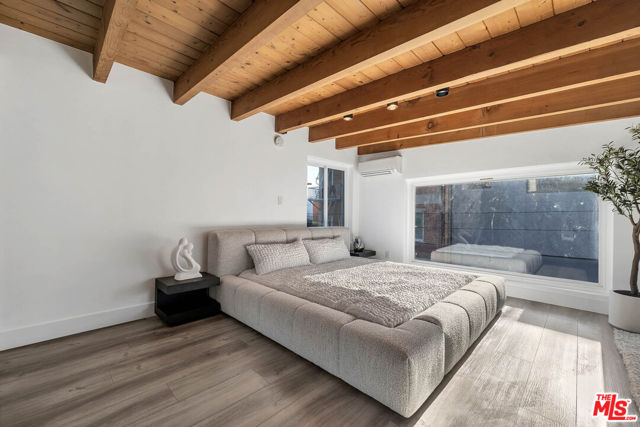 24 20th Avenue, Venice CA: https://media.crmls.org/mediaz/78e552dc-d54d-4079-954d-c409f016ca95.jpg