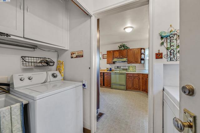 2863 Burton Dr, Oakland CA: https://media.crmls.org/mediaz/78e5ad4a-10b9-4095-a561-7e502f471ac2.jpg