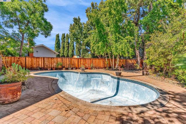 38 Barcelona Pl, Danville CA: https://media.crmls.org/mediaz/78e5b115-4f7b-4841-9d2a-148bc20235b7.jpg