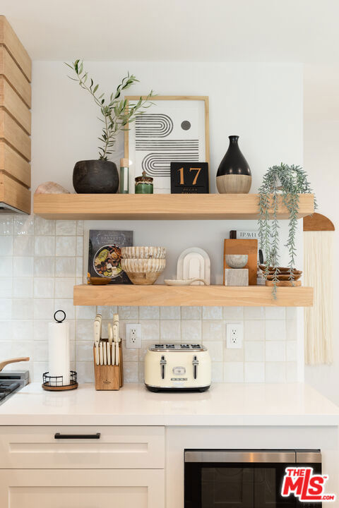 17 Sunset Avenue, Venice CA: https://media.crmls.org/mediaz/78e78a24-bfb7-47e0-ac2c-a45f63670a0a.jpg