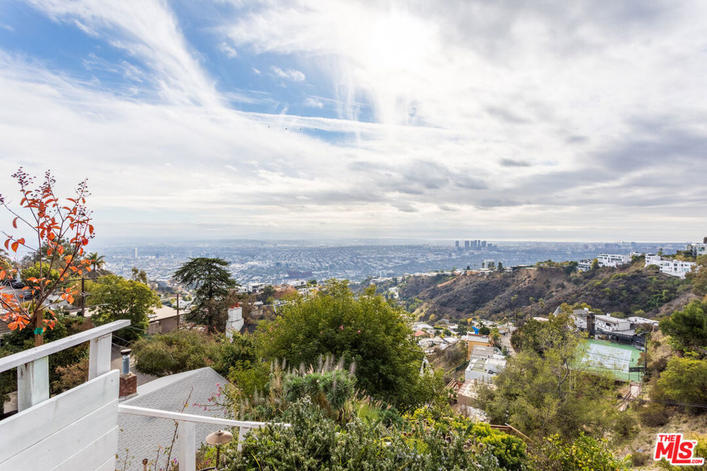 https://media.crmls.org/mediaz/78e9a856-a427-4376-bf64-773991f475cd.jpg?preset=X-Large