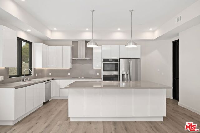 816 N Orange Drive, Los Angeles CA: https://media.crmls.org/mediaz/78ea794a-ba8d-4ea2-9af6-6cde97f63cd1.jpg