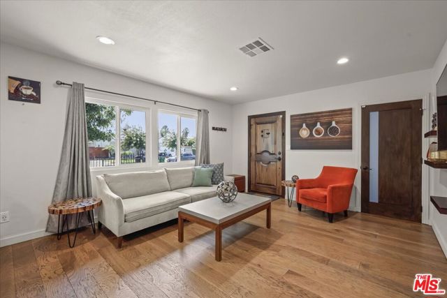 7427 Cleon Avenue, Sun Valley CA: https://media.crmls.org/mediaz/78ea977d-6237-40fe-8586-913f4504232a.jpg