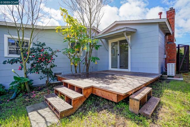 742 La Paloma Rd, El Sobrante CA: https://media.crmls.org/mediaz/78eba7b1-8478-4124-8cfa-5b1e6d423dc2.jpg