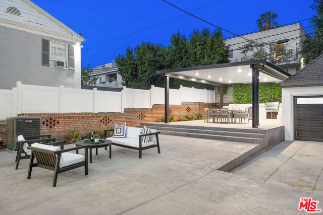 832 S Plymouth Boulevard, Los Angeles CA: https://media.crmls.org/mediaz/78ec00de-225f-479a-9232-ccf9da8a187e.jpg
