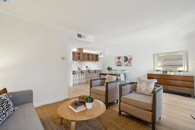 1105 Fontana Dr, Alameda CA: https://media.crmls.org/mediaz/78eed252-bc32-4033-bf90-e2f6ad226fb4.jpg