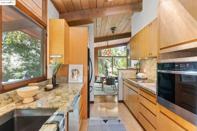 1 Kittiwake Rd, Orinda CA: https://media.crmls.org/mediaz/78ef55e9-0f39-4fc1-b23b-317137a358fc.jpg