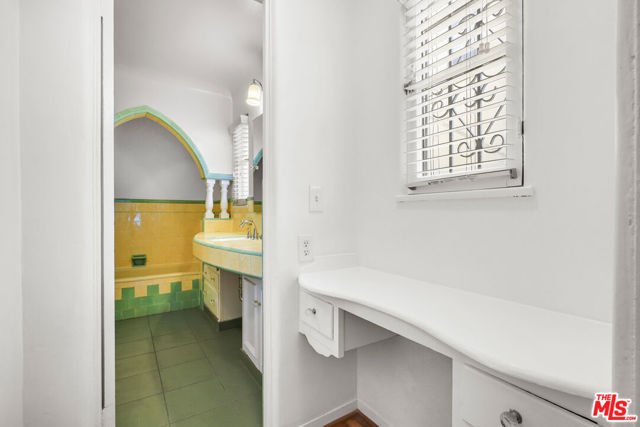 1143 S Rimpau Boulevard, Los Angeles CA: https://media.crmls.org/mediaz/78ef7789-176f-4500-8c9f-f2a186ee5e62.jpg