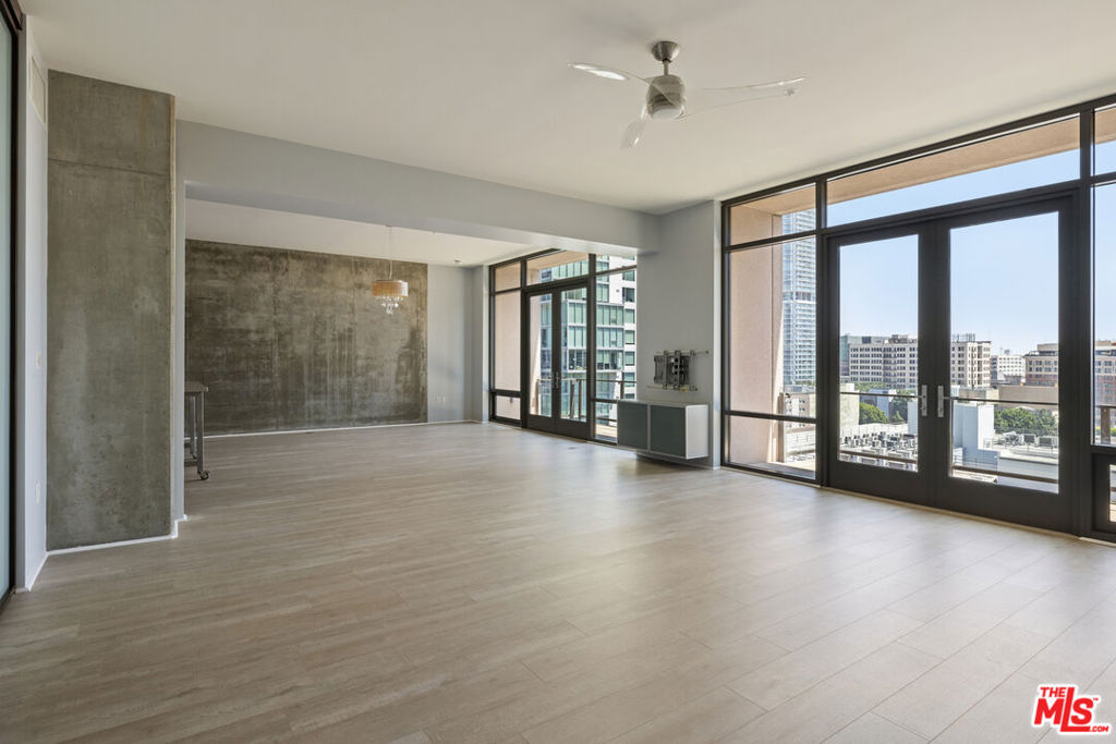 1111 S Grand Avenue #1211