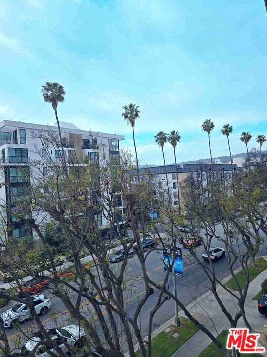 100 S Doheny Drive, Los Angeles CA: https://media.crmls.org/mediaz/78f00670-91e6-4473-8960-b7e55303b803.jpg