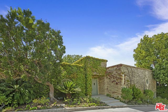 1634 Gilcrest Drive, Beverly Hills CA: https://media.crmls.org/mediaz/78f16a05-cf6b-4248-be1d-8d53dab54ec9.jpg