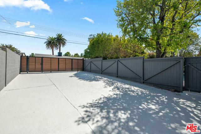 23442 Burbank Boulevard, Woodland Hills CA: https://media.crmls.org/mediaz/78f17b74-16d8-4615-b16f-53b2037af840.jpg