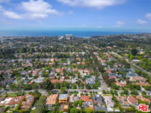 217 17th Street, Santa Monica CA: https://media.crmls.org/mediaz/78f19b40-1b09-45cd-9a11-5d4465efe931.jpg