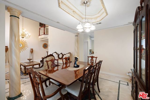 2431 Benedict Canyon Drive, Beverly Hills CA: https://media.crmls.org/mediaz/78f2415b-70aa-4e1b-a9d2-ec9799a8bd97.jpg