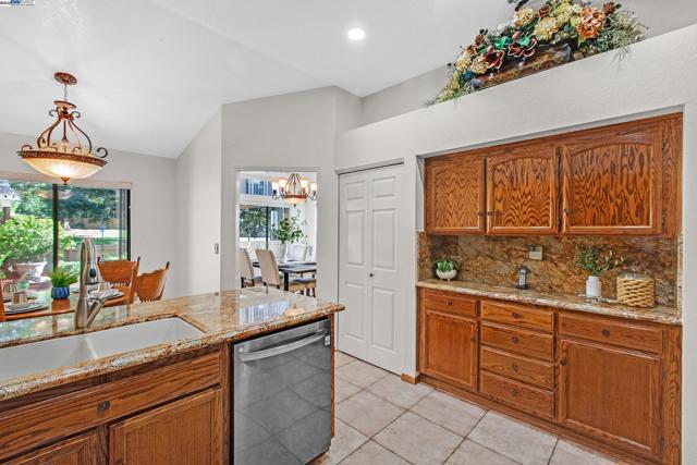 Image 17 of 36 For 7561 Helmsdale Ct