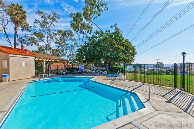 1914 Swallow Ln, Carlsbad CA: https://media.crmls.org/mediaz/78f2c702-a786-4019-b0c1-b1526c11215e.jpg