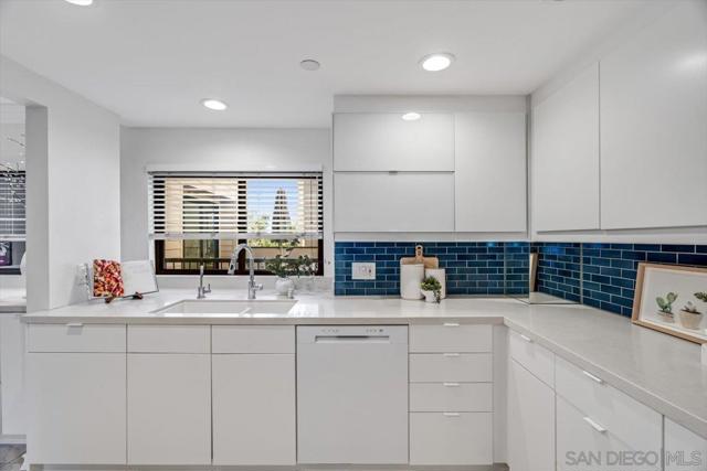 7550 Eads Ave, La Jolla CA: https://media.crmls.org/mediaz/78f7e71f-3085-4d54-9637-c8953b3700c7.jpg