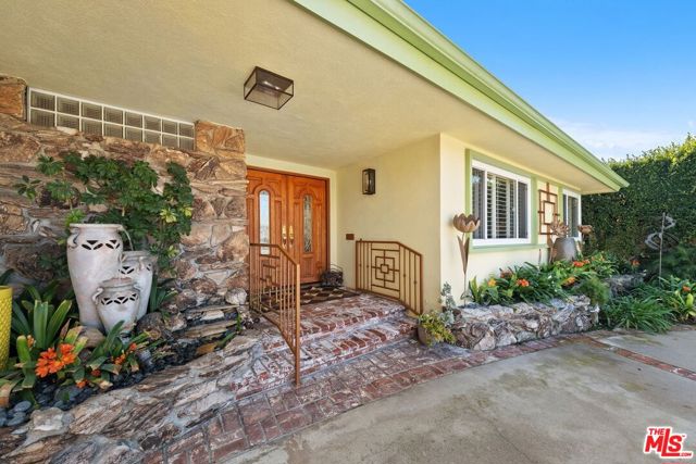 5550 W 63rd Street, Los Angeles CA: https://media.crmls.org/mediaz/78fa4832-96b3-4f11-9d31-26da8d6135e4.jpg