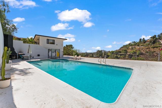 9586 Alto Dr, La Mesa CA: https://media.crmls.org/mediaz/78fa4a2b-40c4-4d09-b239-83f38410e0b9.jpg