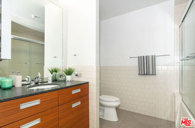 746 S Los Angeles Street, Los Angeles CA: https://media.crmls.org/mediaz/78fc2892-d9e5-464b-b0c1-8079010302f9.jpg