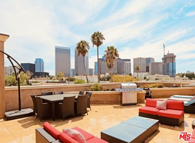 208 S Lasky Drive, Beverly Hills CA: https://media.crmls.org/mediaz/78fd2b92-ccc1-4712-8de3-f3d909ff67e2.jpg