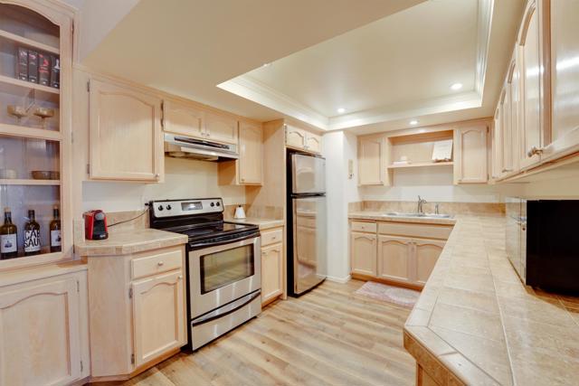 Detail Gallery Image 6 of 29 For 4900 Rosehedge Dr #208,  La Mesa,  CA 91942 - 2 Beds | 2 Baths