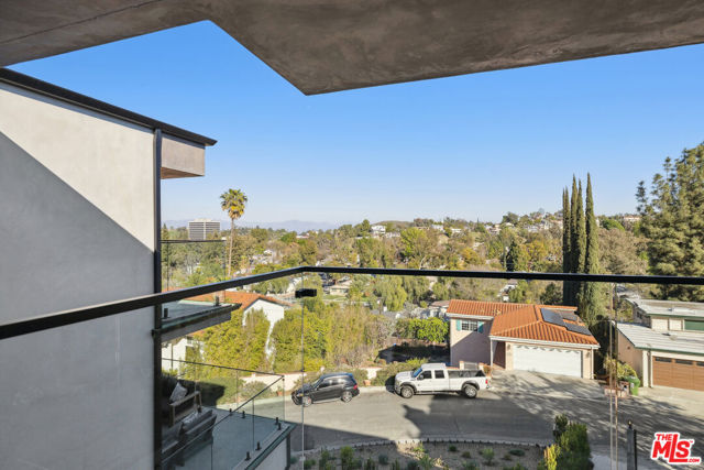 5221 Campo Road, Woodland Hills CA: https://media.crmls.org/mediaz/7900128b-de01-4d5c-976f-5369e04f5180.jpg