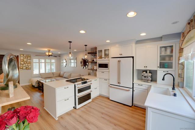 8490 Via Sonoma, La Jolla CA: https://media.crmls.org/mediaz/7900c97c-926a-4372-946f-89bcb808227e.jpg